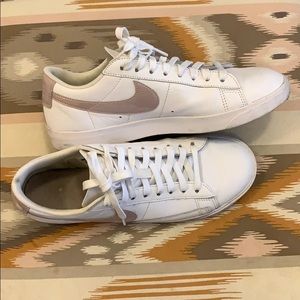 Nike retro styled tennis shoes